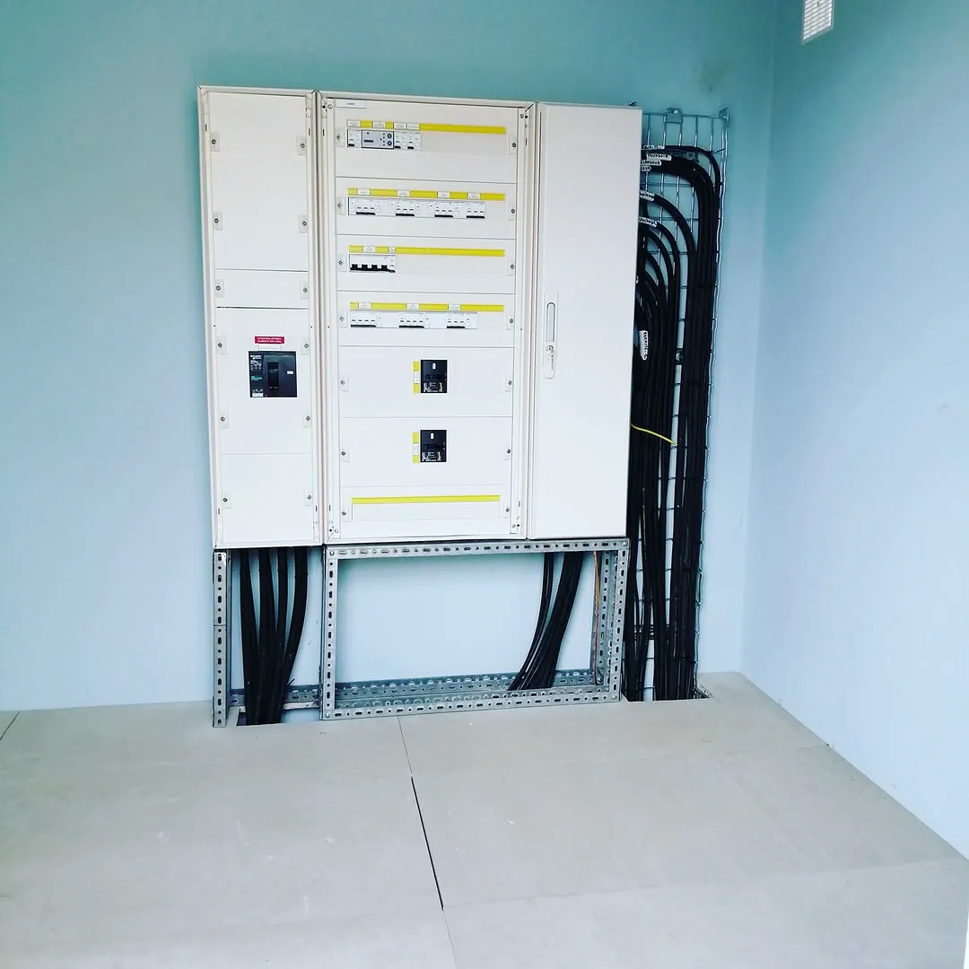 Armoire électrique de distribution et câbles en local technique