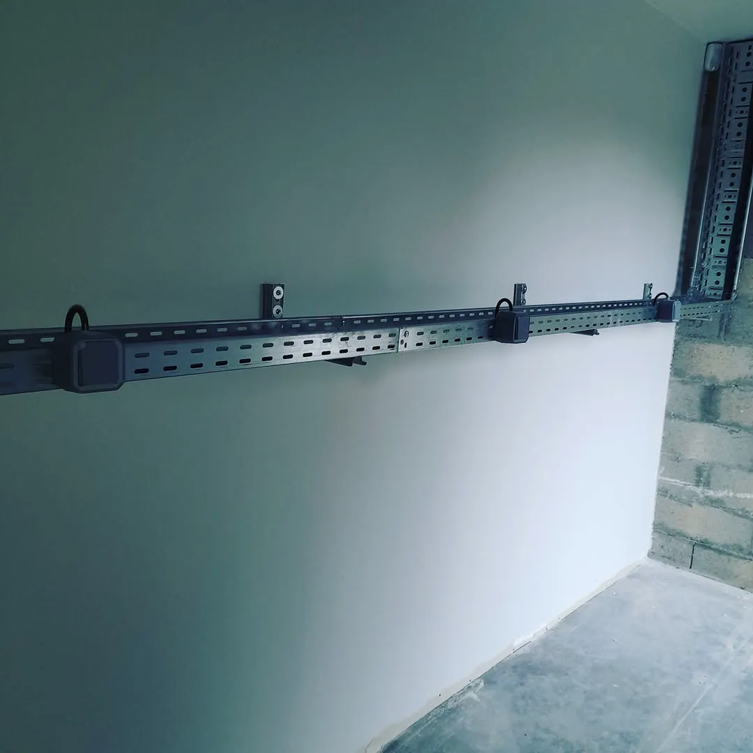 Cheminement de câbles posé sur support métallique dans un bâtiment