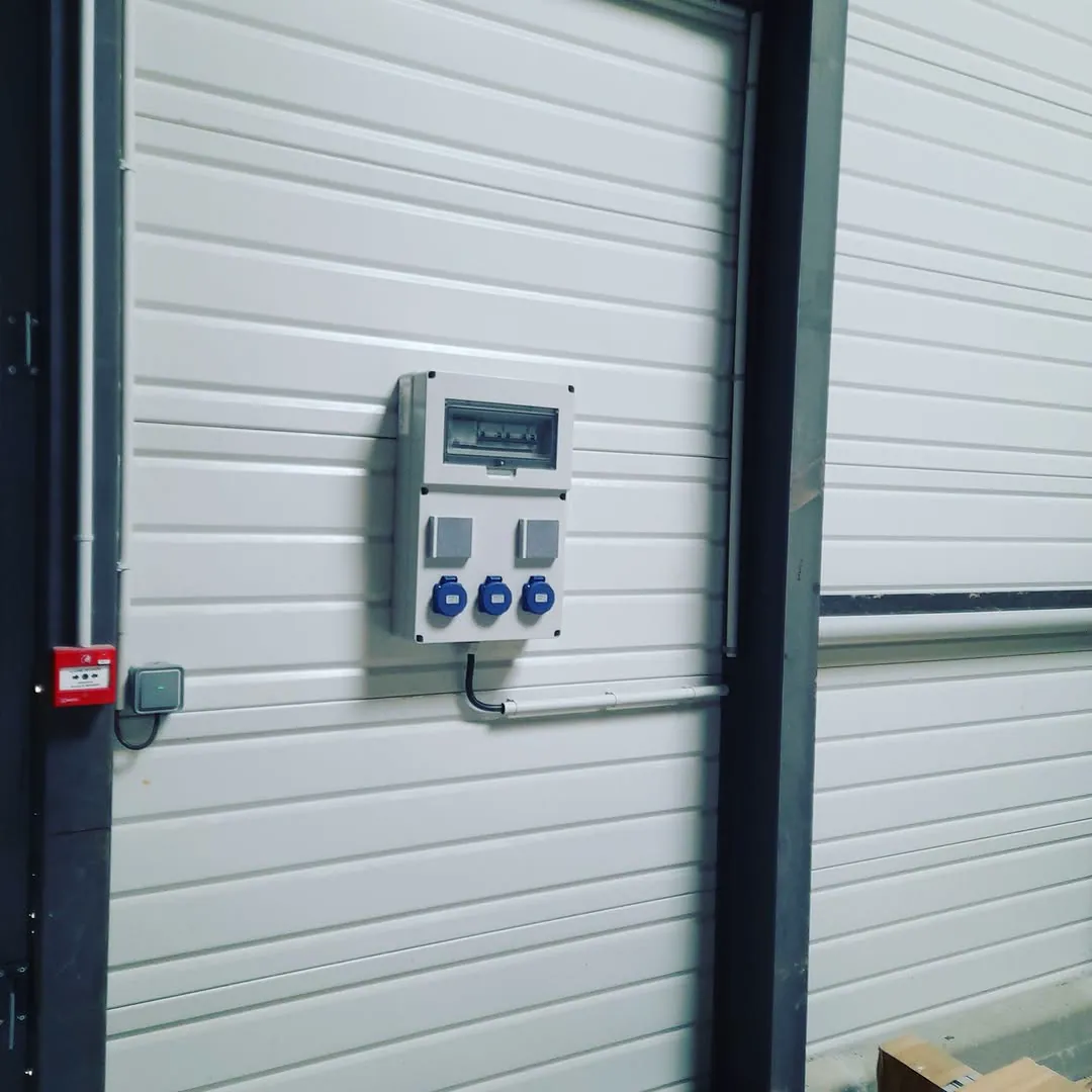 Équipements électriques installés sur une paroi de local professionnel