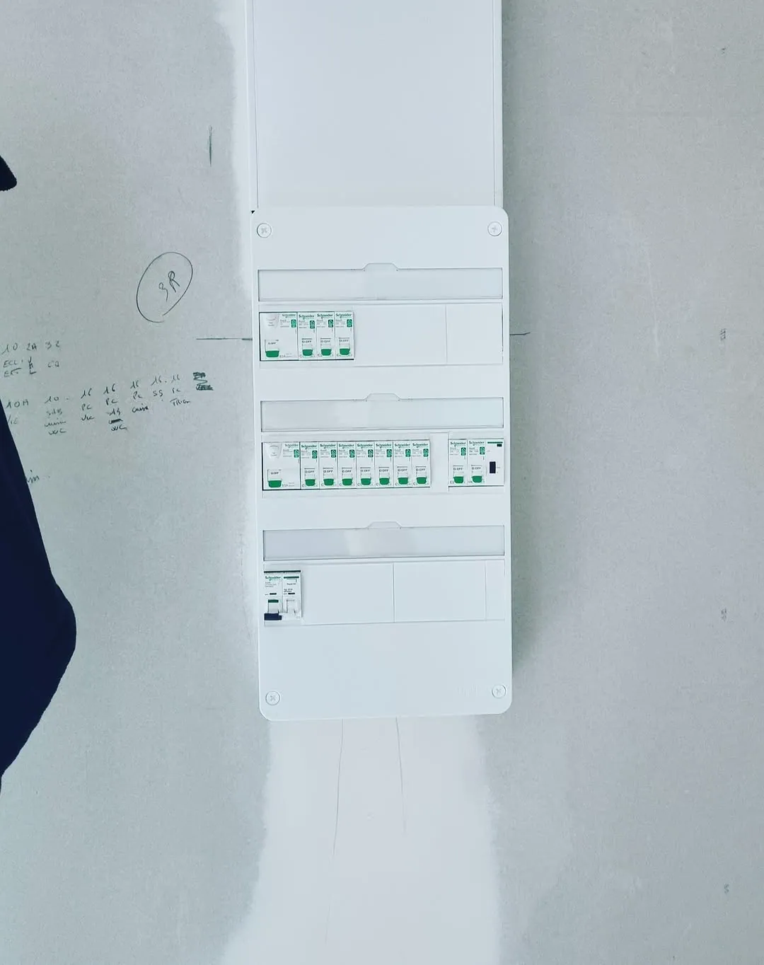 Tableau électrique et protections installés dans un logement